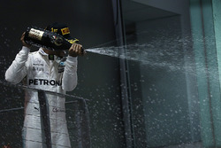 Podium: Sieger Lewis Hamilton, Mercedes AMG F1, mit Champagner