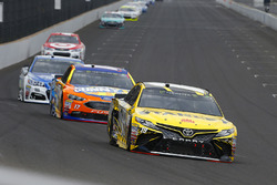 Daniel Suarez, Joe Gibbs Racing Toyota, Ricky Stenhouse Jr., Roush Fenway Racing Ford