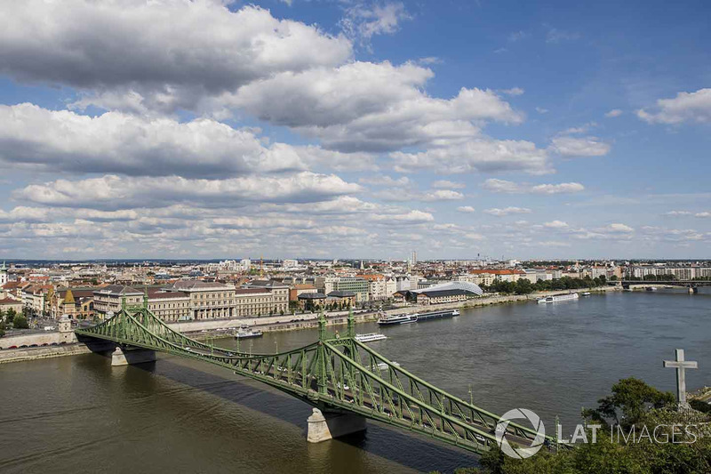 Una vista del puente de la libertad y el río Danubio