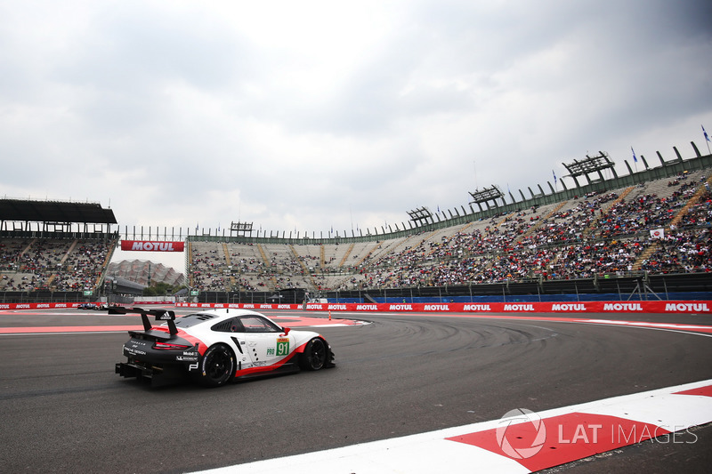 #91 Porsche Team Porsche 911 RSR: Richard Lietz, Frédéric Makowiecki