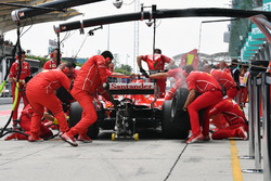 Kimi Raikkonen, Ferrari SF70H s'arrête au stand