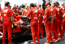 Il team Ferrari attorno alla monoposto di Kimi Raikkonen, Ferrari SF70H, che sta avendo problemi al