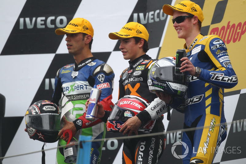 Podium: tweede plaats Kenan Sofuoglu, racewinnaar Marc Marquez, derde plaats Bradly Smith