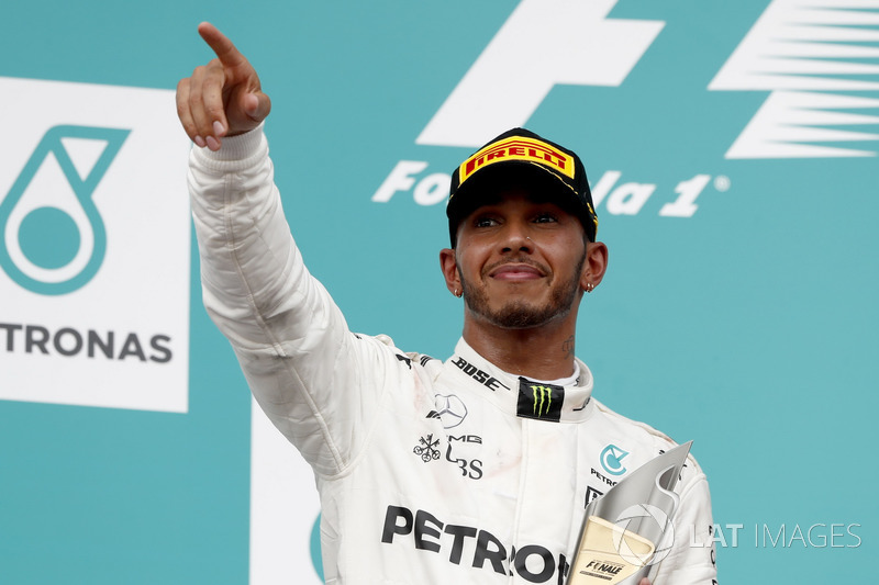 Lewis Hamilton, Mercedes AMG F1, menerima trofi juara kedua