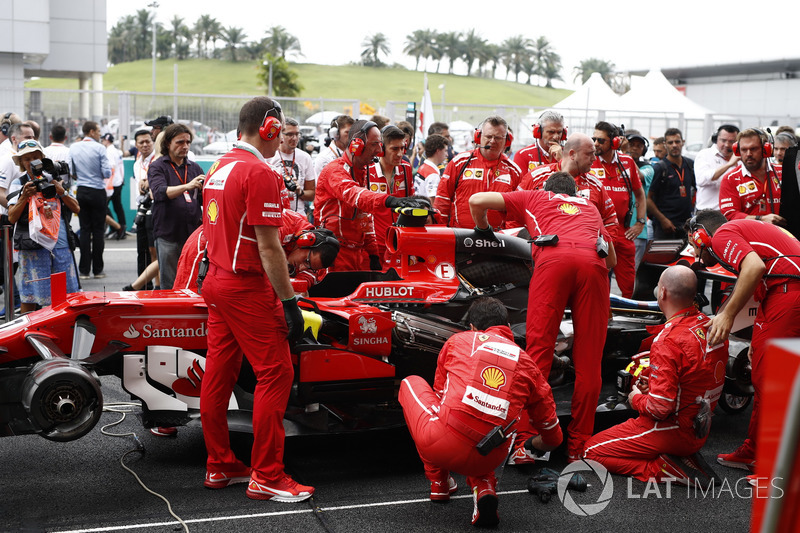 Mas quem não queria ver o GP, mas participar dele, foi Kimi Raikkonen, que teve problemas antes mesmo da prova começar.