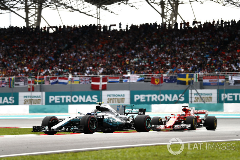Valtteri Bottas, Mercedes AMG F1 W08, Sebastian Vettel, Ferrari SF70H