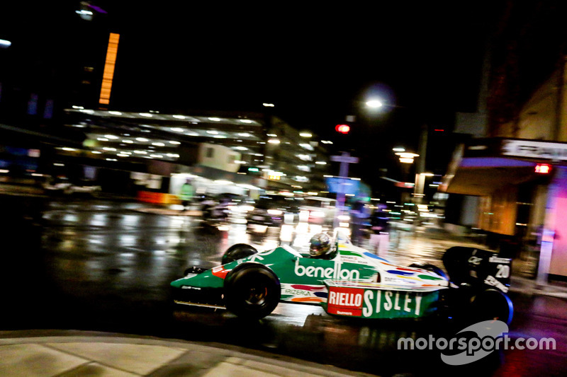 Un coche de Benetton F1 en las calles de Adelaida