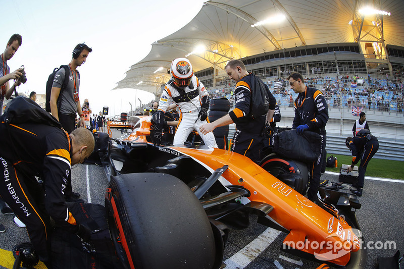 A corrida teve um abandono antes mesmo de seu início: com problemas de motor em sua McLaren, Stoffel Vandoorne nem chega a correr.