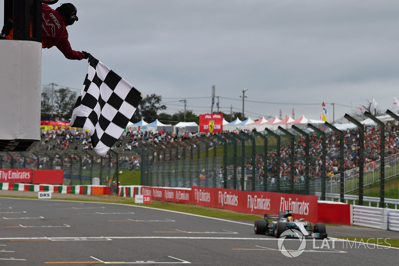 Lewis Hamilton, Mercedes-Benz F1 W08  toma la bandera a cuadros al final de calificación