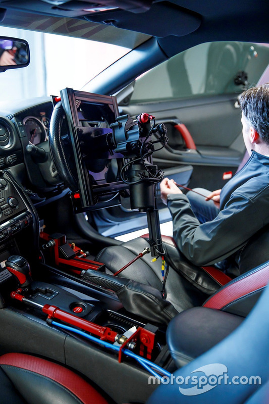Nissan GT-R conducido con el control de PlayStation