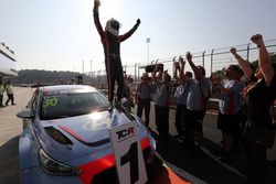 Podium: Le vainqueur Gabriele Tarquini, BRC Racing Team, Hyundai i30 N TCR