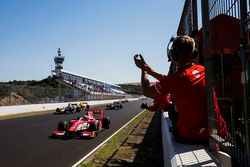 Le vainqueur Charles Leclerc, PREMA Racing franchit le drapeau à damier et remporte le titre