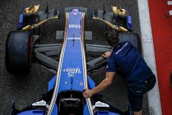 Un mécanicien Sauber pousse la Sauber C36