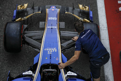 Un mécanicien Sauber pousse la Sauber C36