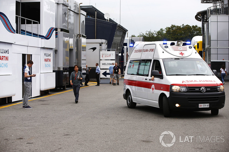 Una ambulancia llega al paddock después de alguien en la multitud se desmayó
