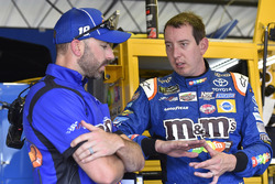 Kyle Busch, Joe Gibbs Racing Toyota, mit Crewchief Adam Stevens