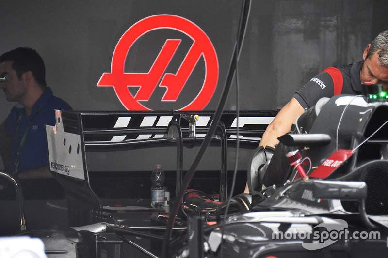 Detalle del alerón trasero de equipo de F1 de Haas VF-17