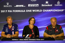 Robert Fearnley, Sahara Force India F1 Team Subdirector equipo, Claire Williams, Williams Director Adjunto y Gene Haas F1 Team, fundador y Presidente, equipo de Haas F1 en la Conferencia de prensa