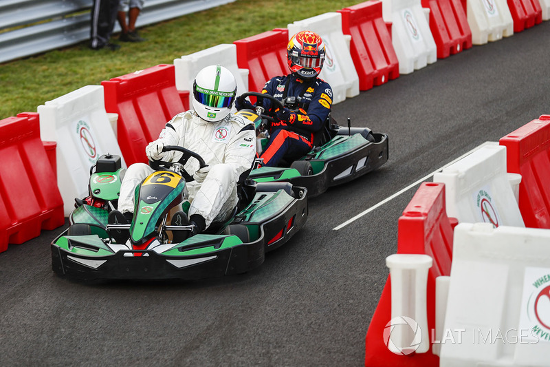 Max Verstappen (fundo) corre de kart com o ex-goleiro Dida