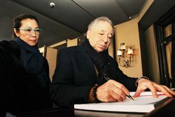 Michelle Yeoh ve Jean Todt Reina anı defterine yazarken