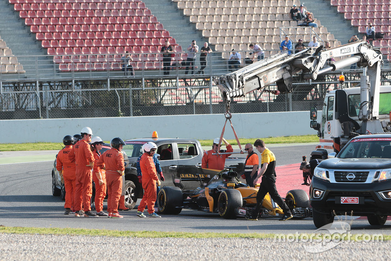 O carro de Jolyon Palmer parou na pista e não teve condições de retornar sozinho para os boxes.