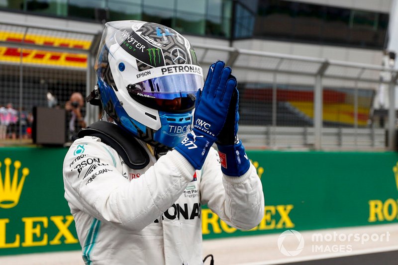 Ganador de la pole Valtteri Bottas, Mercedes AMG F1 celebra en Parc Ferme