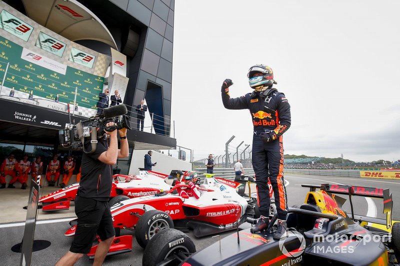 Il vincitore della gara Juri Vips, Hitech Grand Prix
