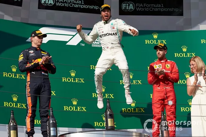 Il secondo classificato Max Verstappen, Red Bull Racing, il primo classificato Lewis Hamilton, Mercedes AMG F1, e il terzo classificato Sebastian Vettel, Ferrari, festeggia sul podio