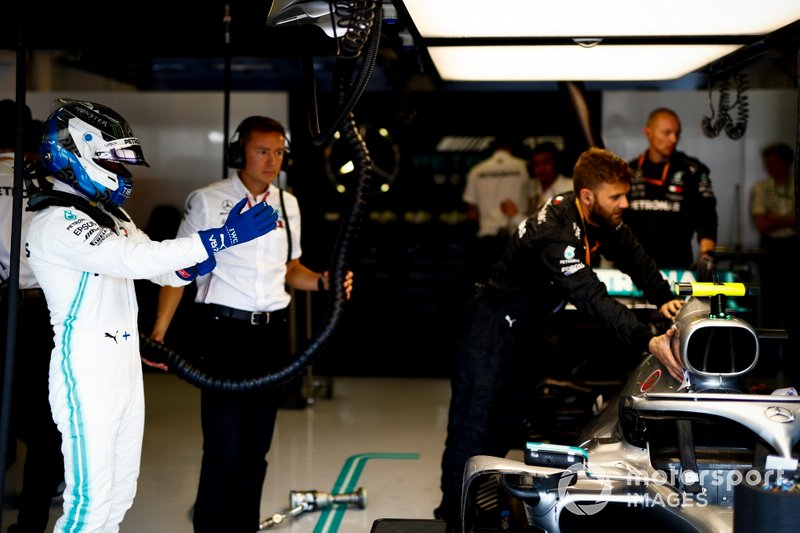 Valtteri Bottas, Mercedes AMG F1, si prepara per entrare nel cockpit della sua auto