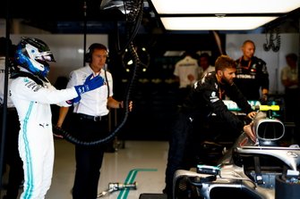 Valtteri Bottas, Mercedes AMG F1, si prepara per entrare nel cockpit della sua auto