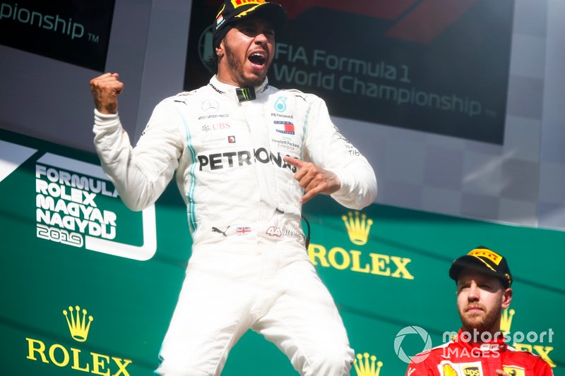 Il vincitore della gara Lewis Hamilton, Mercedes AMG F1 festeggia sul podio con Sebastian Vettel, Ferrari