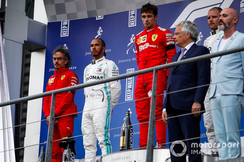 Podio: Laurent Mekies, Director deportivo Ferrari, segundo lugar Lewis Hamilton, Mercedes AMG F1, ganador de la carrera Charles Leclerc, Ferrari, y el tercer lugar Valtteri Bottas, Mercedes AMG F1
