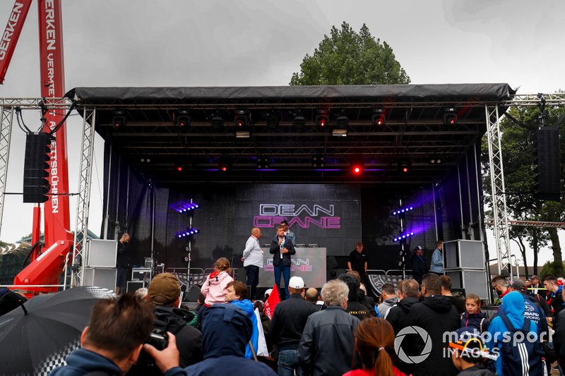 David Coulthard en el escenario en la sesión de firma de autógrafos de los pilotos