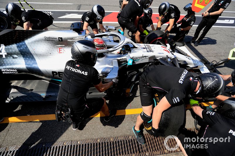 Lewis Hamilton, Mercedes AMG F1 W10, en los boxes durante los entrenamientos