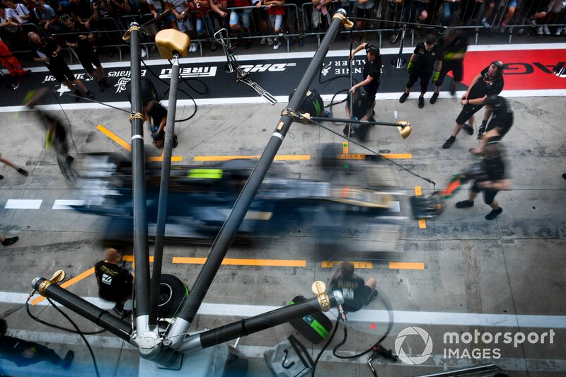 Haas F1 pit stop practice on the Haas F1 Team VF-19