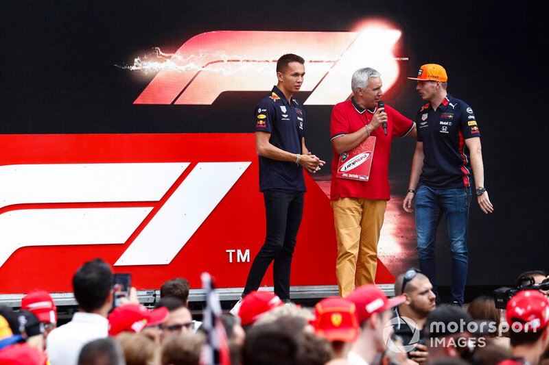 Alexander Albon, Red Bull Racing e Max Verstappen, Red Bull Racing sul palco nella fan zone