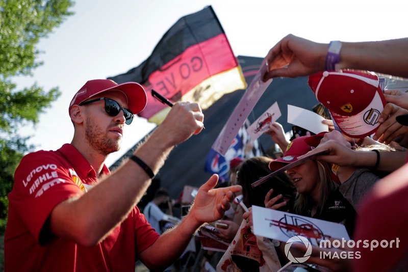 Sebastian Vettel, Ferrari firma un autografo ad un fan