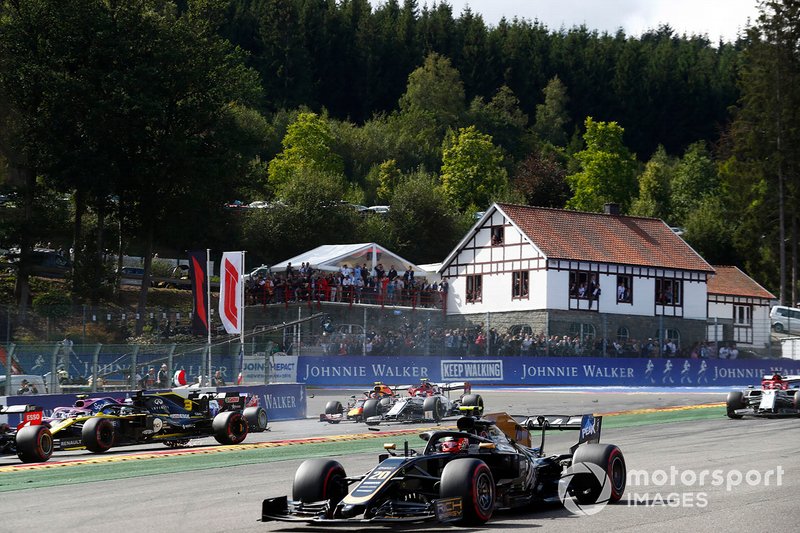 Kevin Magnussen, Haas F1 Team VF-19, devant Daniel Ricciardo, Renault F1 Team R.S.19, qui s'est fait percuter, Antonio Giovinazzi, Alfa Romeo Racing C38, Kimi Raikkonen, Alfa Romeo Racing C38 et Alex Albon, Red Bull RB15