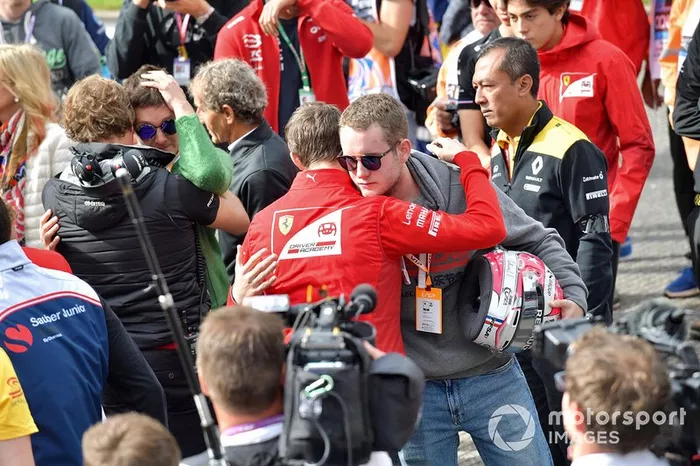 Callum Ilott, Sauber Junior Team de Charouz abraza al hermano de Anthoine Hubert