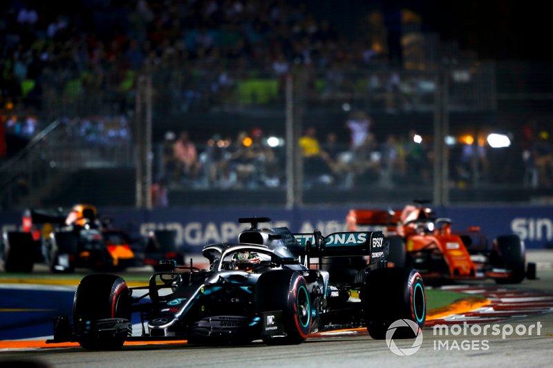 Lewis Hamilton, Mercedes AMG F1 W10, Sebastian Vettel, Ferrari SF90, y Max Verstappen, Red Bull Racing RB15, at the start