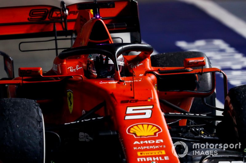 El ganador de la carrera Sebastian Vettel, Ferrari celebra en el Parc Ferme