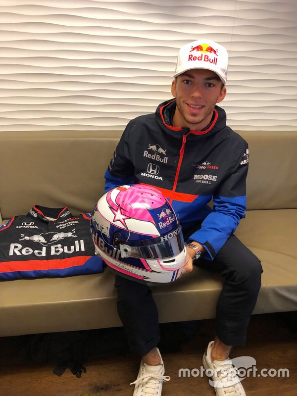 Гонщик Scuderia Toro Rosso Пьер Гасли со своим шлемом