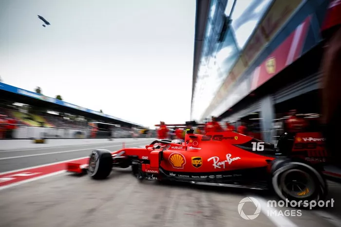 Charles Leclerc, Ferrari SF90, lascia il garage