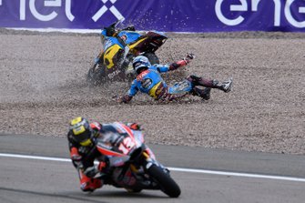 Chute de Xavi Vierge, Marc VDS Racing, et Thomas Luthi, Intact GP