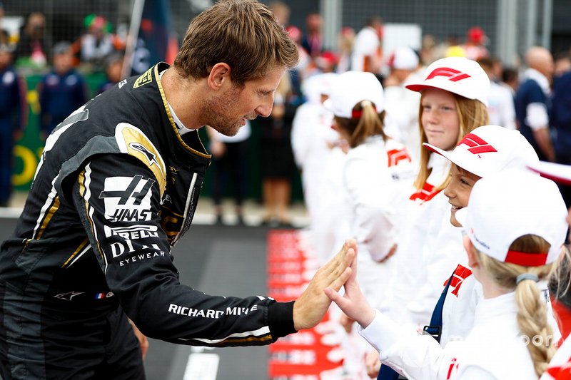 Romain Grosjean, Haas F1, meets some grid kids