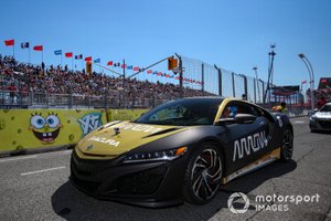 El piloto de Honda Robert Wickens, se prepara para conducir el Arrow Acura NSX
