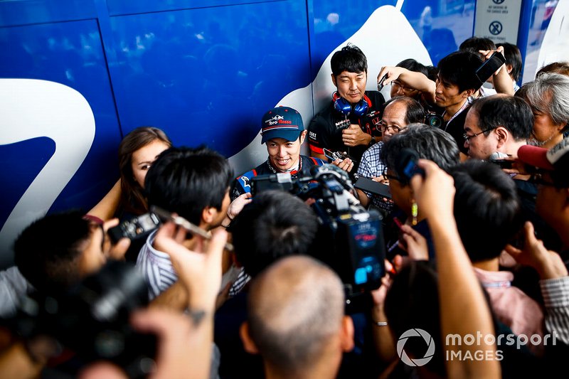 I media giapponesi parlano con Naoki Yamamoto, Toro Rosso, dopo la sua prima sessione in F1