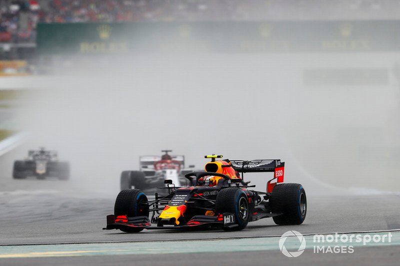 Pierre Gasly, Red Bull Racing RB15, precede Kimi Raikkonen, Alfa Romeo Racing C38