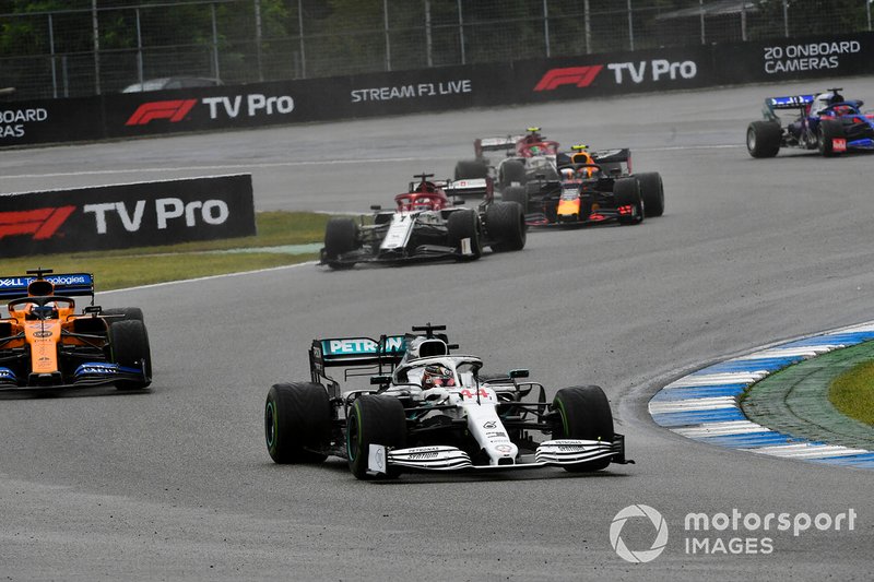 Lewis Hamilton, Mercedes AMG F1 W10, precede Carlos Sainz Jr., McLaren MCL34, e Kimi Raikkonen, Alfa Romeo Racing C38