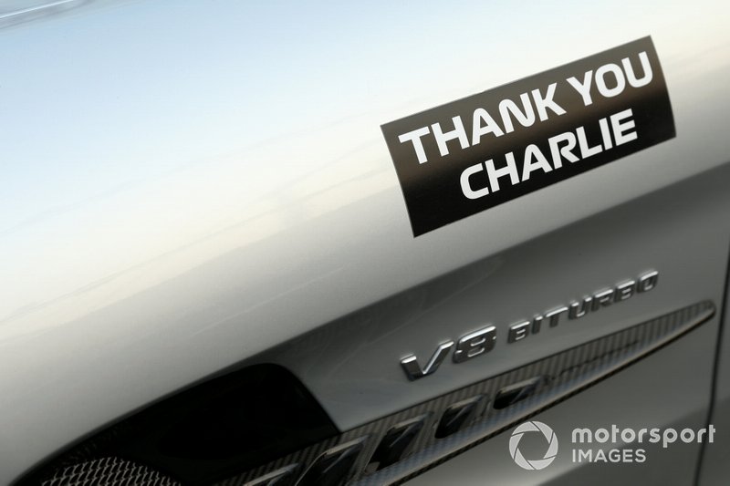 Dettaglio dell'adesivo con la scritta "Thank You Charlie" sulla Safety Car, in memoria di Charlie Whiting